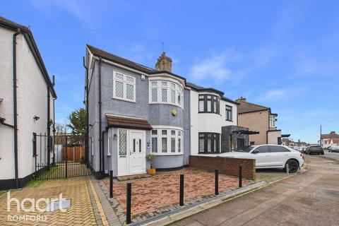 4 bedroom semi-detached house for sale, Cedar Road, Romford