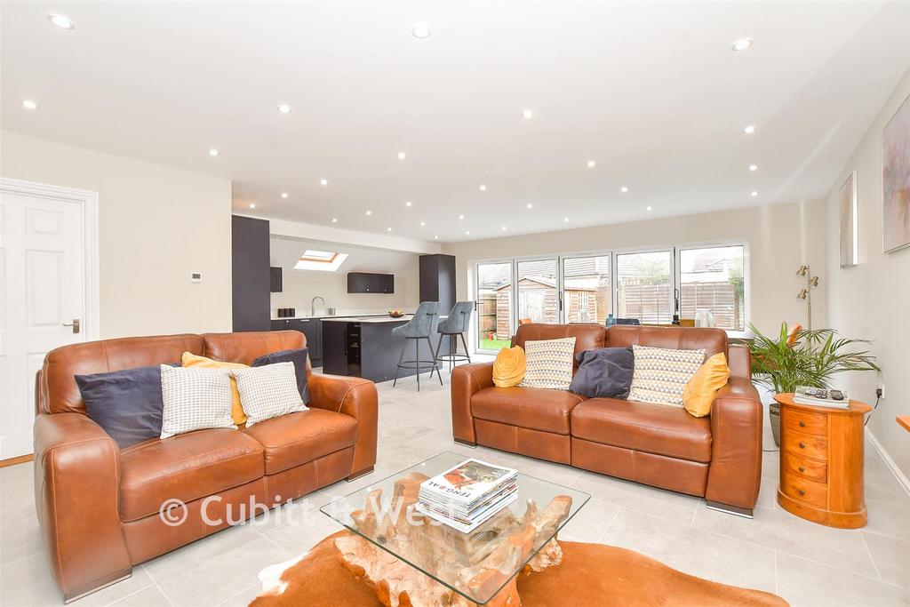 Lounge/ Kitchen/ Dining Area