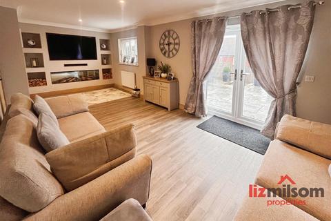 4 bedroom detached house for sale, Lamplight Way, Swadlincote DE11