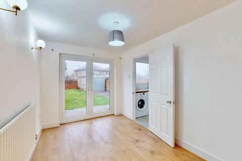 4 bedroom semi-detached house to rent, Mansfield Drive, Hayes UB4