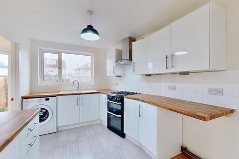 4 bedroom semi-detached house to rent, Mansfield Drive, Hayes UB4