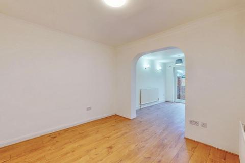 4 bedroom semi-detached house to rent, Mansfield Drive, Hayes UB4