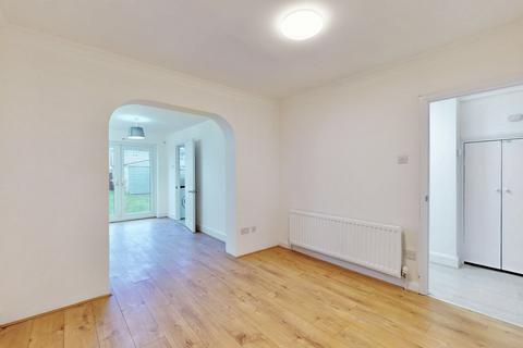 4 bedroom semi-detached house to rent, Mansfield Drive, Hayes UB4