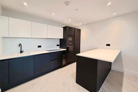 2 bedroom flat to rent, Vista River Gardens, 1 Trinity Way, Manchester, M3