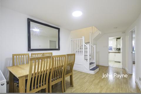 3 bedroom flat to rent, Harlinger Street London SE18