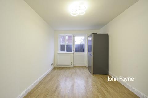 3 bedroom flat to rent, Harlinger Street London SE18