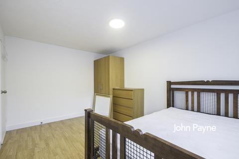 3 bedroom flat to rent, Harlinger Street London SE18
