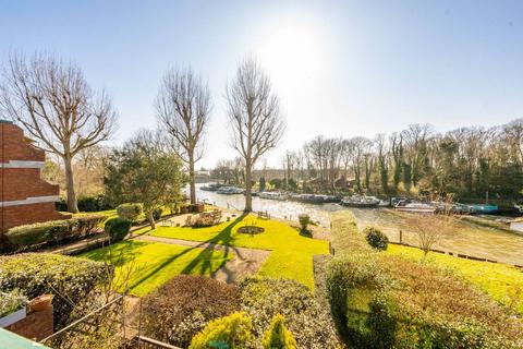 undefined, Hampton Court Road, Hampton Court, East Molesey, KT8