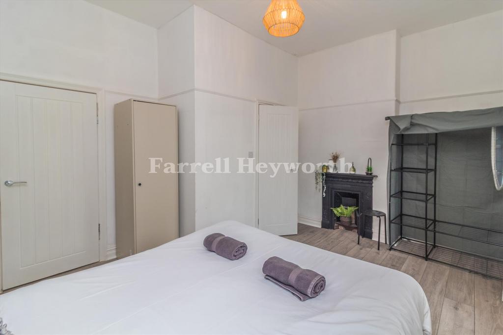 Bedroom 1 image 2