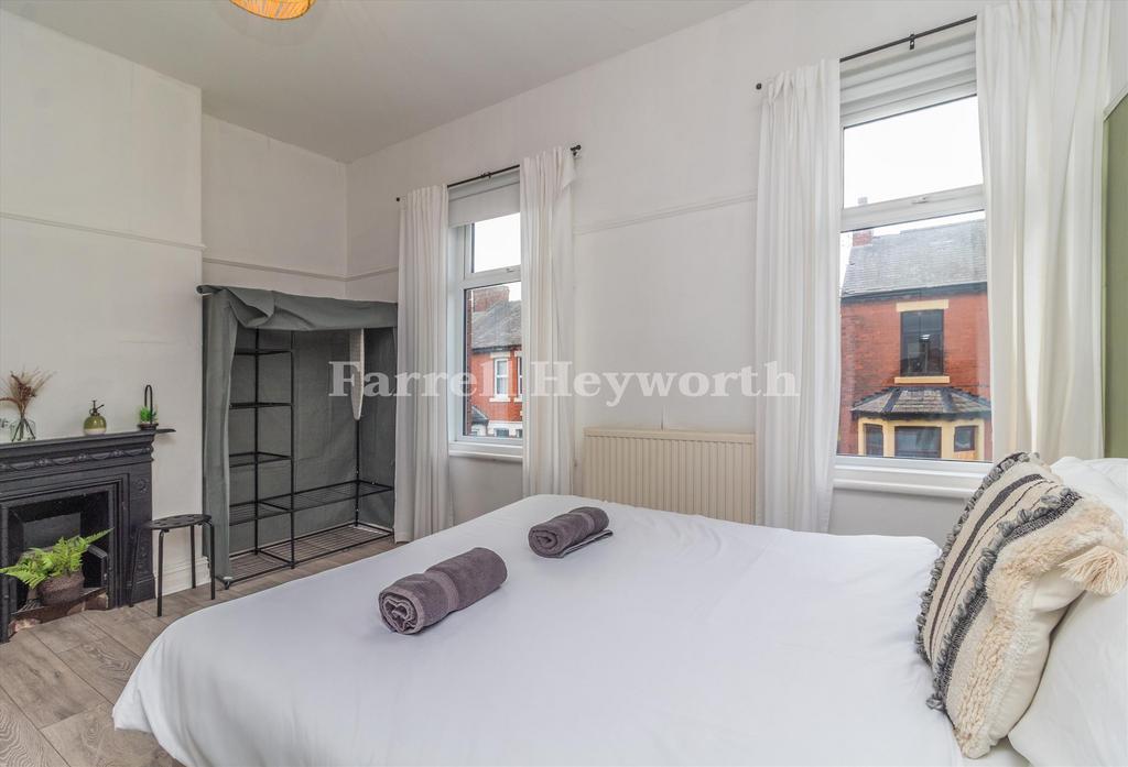 Bedroom 1 image 3