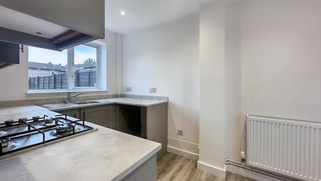 Bright, modern kitchen with a gas hob, clean wo...