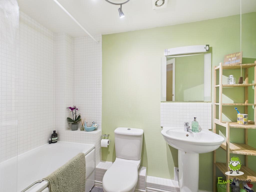 Ewe Move Estate Agents Basingstoke - Bathroom