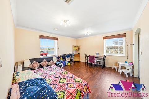 2 bedroom flat for sale, Queensberry Place, London E12