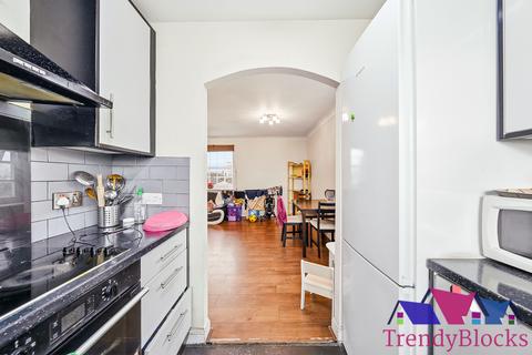 2 bedroom flat for sale, Queensberry Place, London E12