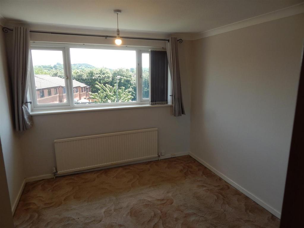 Double bedroom to front