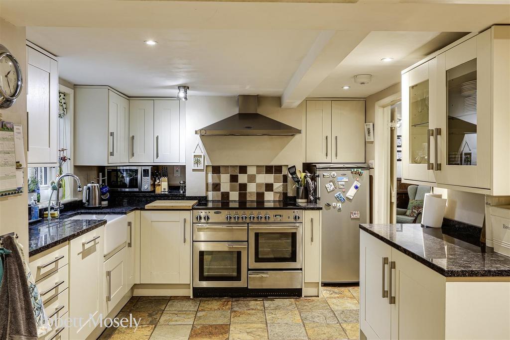 13 Kitchen.jpg