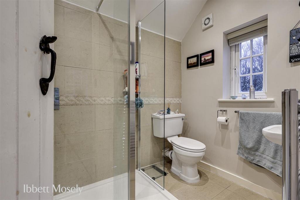 21 bedroom one en-suite.jpg