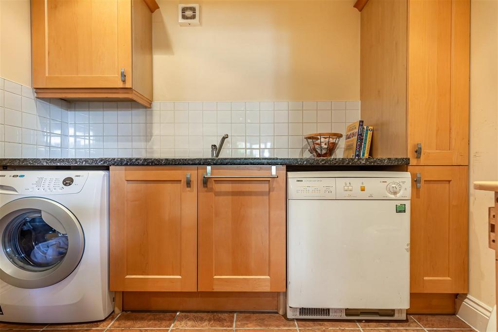 Highview Close (12).jpg