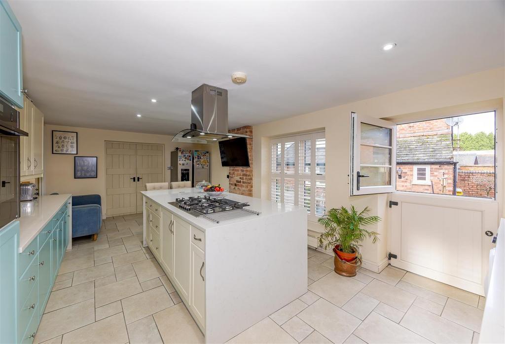 Kitchen 1.4 stable door open shot STPP3719-2026012