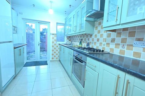 4 bedroom terraced house to rent, Higham Hill Road, London, E17