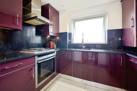 2 bedroom flat for sale, Mintern Close, London, N13