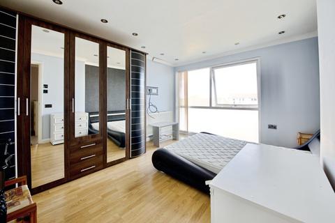 2 bedroom flat for sale, Mintern Close, London, N13