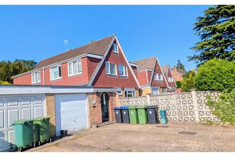 Holly Close, Woking, GU21