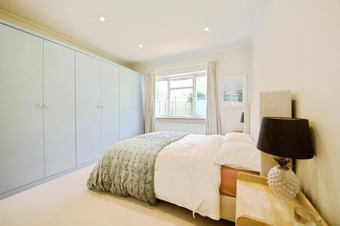 2 bedroom ground floor flat for sale, Glenhurst Road, London, N12