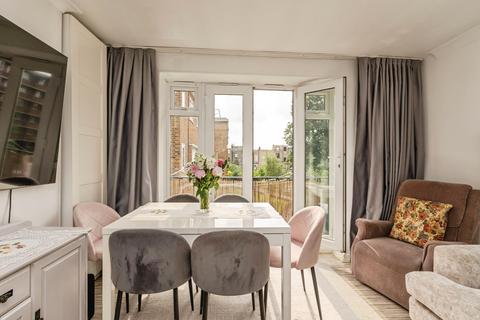 2 bedroom flat for sale, Clissold Crescent, London, N16