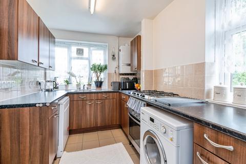 2 bedroom flat for sale, Clissold Crescent, London, N16