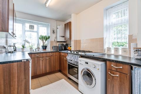 2 bedroom flat for sale, Clissold Crescent, London, N16