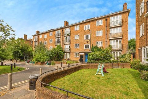 Clissold Crescent, London, N16