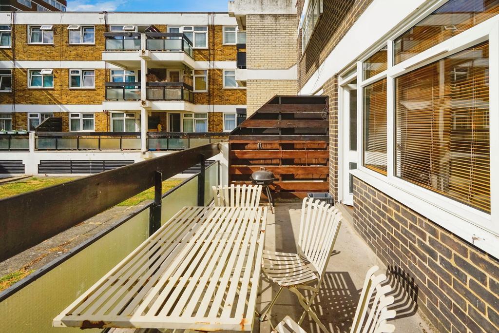 Chart Street, London, N1 3 bed ground floor maisonette for sale - £514,000