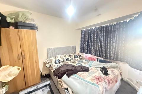 3 bedroom semi-detached house to rent, Balmoral Drive, Hayes