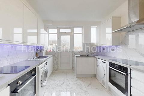 3 bedroom flat for sale, Golders Court, NW11