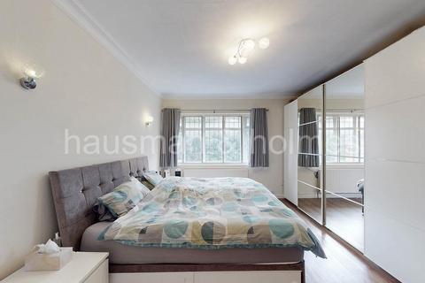 3 bedroom flat for sale, Golders Court, NW11