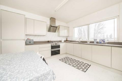 3 bedroom flat for sale, Lynton Road, London W3