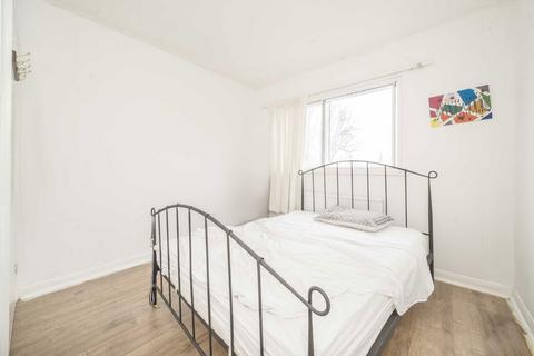 3 bedroom flat for sale, Lynton Road, London W3