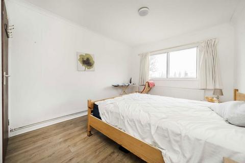 3 bedroom flat for sale, Lynton Road, London W3
