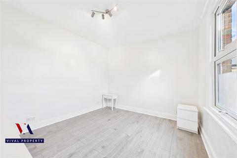 1 bedroom in a house share to rent, Ash Grove, London NW2