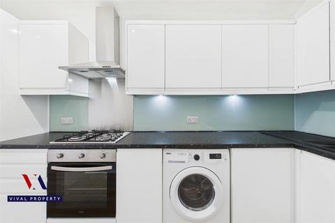1 bedroom in a house share to rent, Ash Grove, London NW2