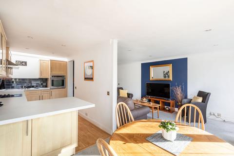2 bedroom flat for sale, Bancroft Court, Reigate, RH2