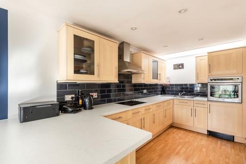 2 bedroom flat for sale, Bancroft Court, Reigate, RH2