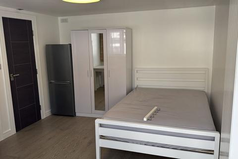 Maple Grove, London, NW9