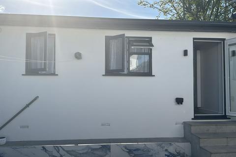 Studio to rent, Maple Grove, London, NW9