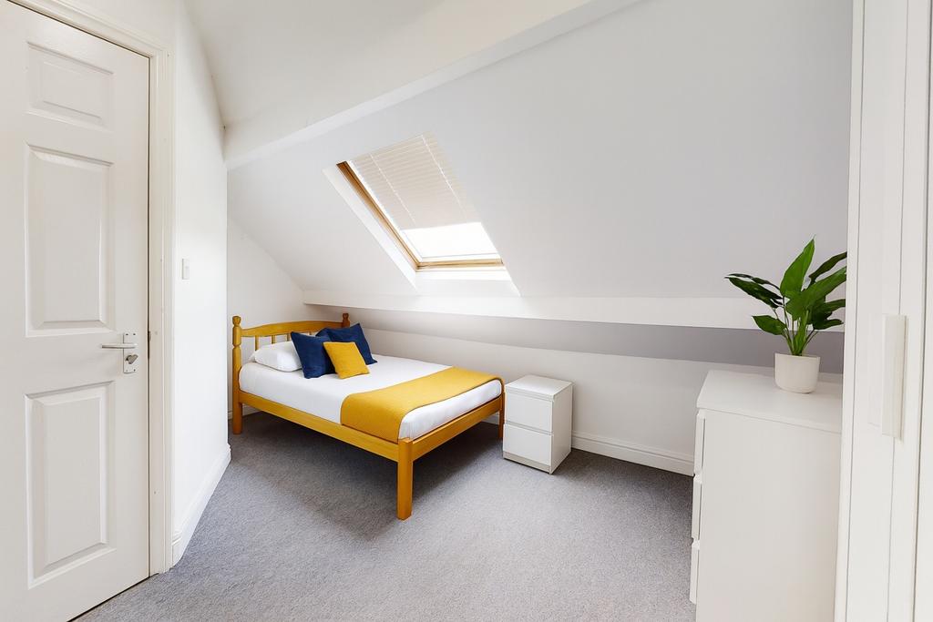Bright, neatly presented attic single bedroom w...