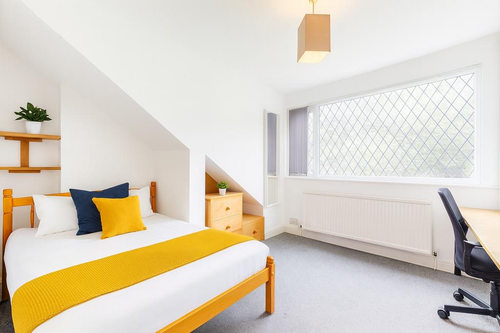 Bright, neatly presented double bedroom with a ...