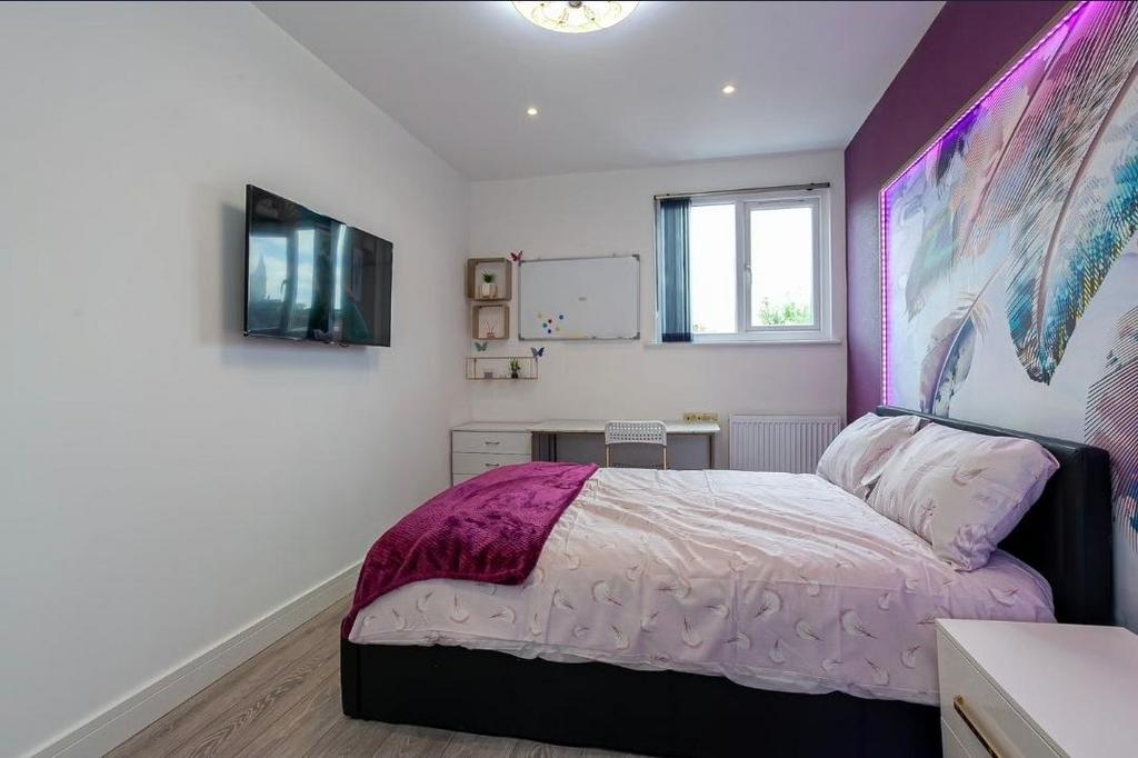 Bright, modern double bedroom with a comfortabl...