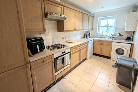 2 bedroom apartment to rent, Beacon Hill, Woking GU21