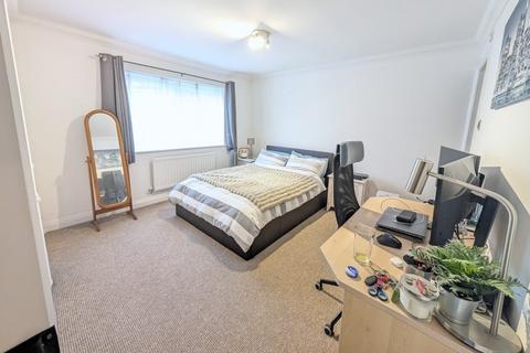 2 bedroom apartment to rent, Beacon Hill, Woking GU21